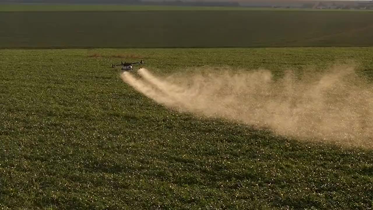 Dron KING-150 MAX pulverizando
